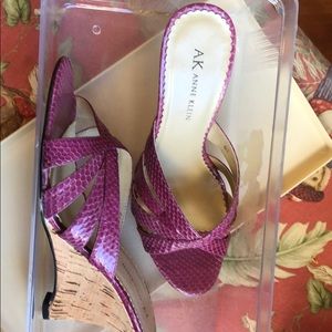 Anne Klein 6 1/2 purple snakeskin cork wedges